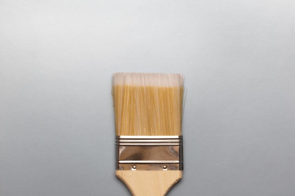 Brochas y pintura